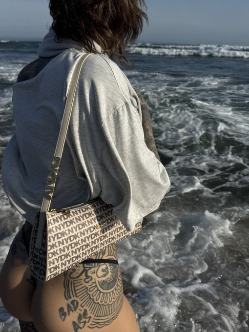 Sasha Beart - 2 pic. Bali https://t.co/FRMi04oFfV
