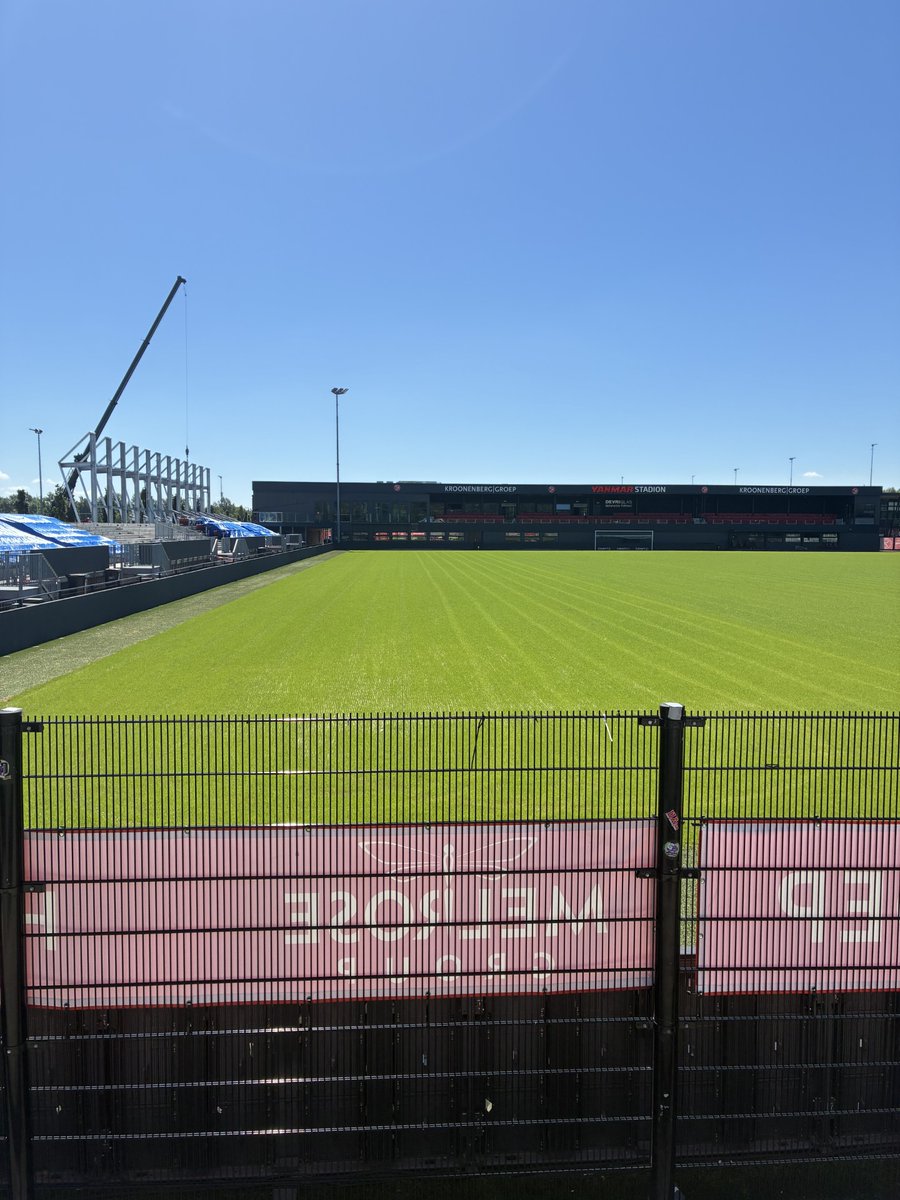 allydestad's tweet photo. Toch even gluren. Er wordt druk gewerkt aan de uitbreiding van het #yanmar stadion van #almerecity. Als extraatje een heerlijk vers ingezaaid veld dat straalt in de zon. https://t.co/Fkl1ba3O6d