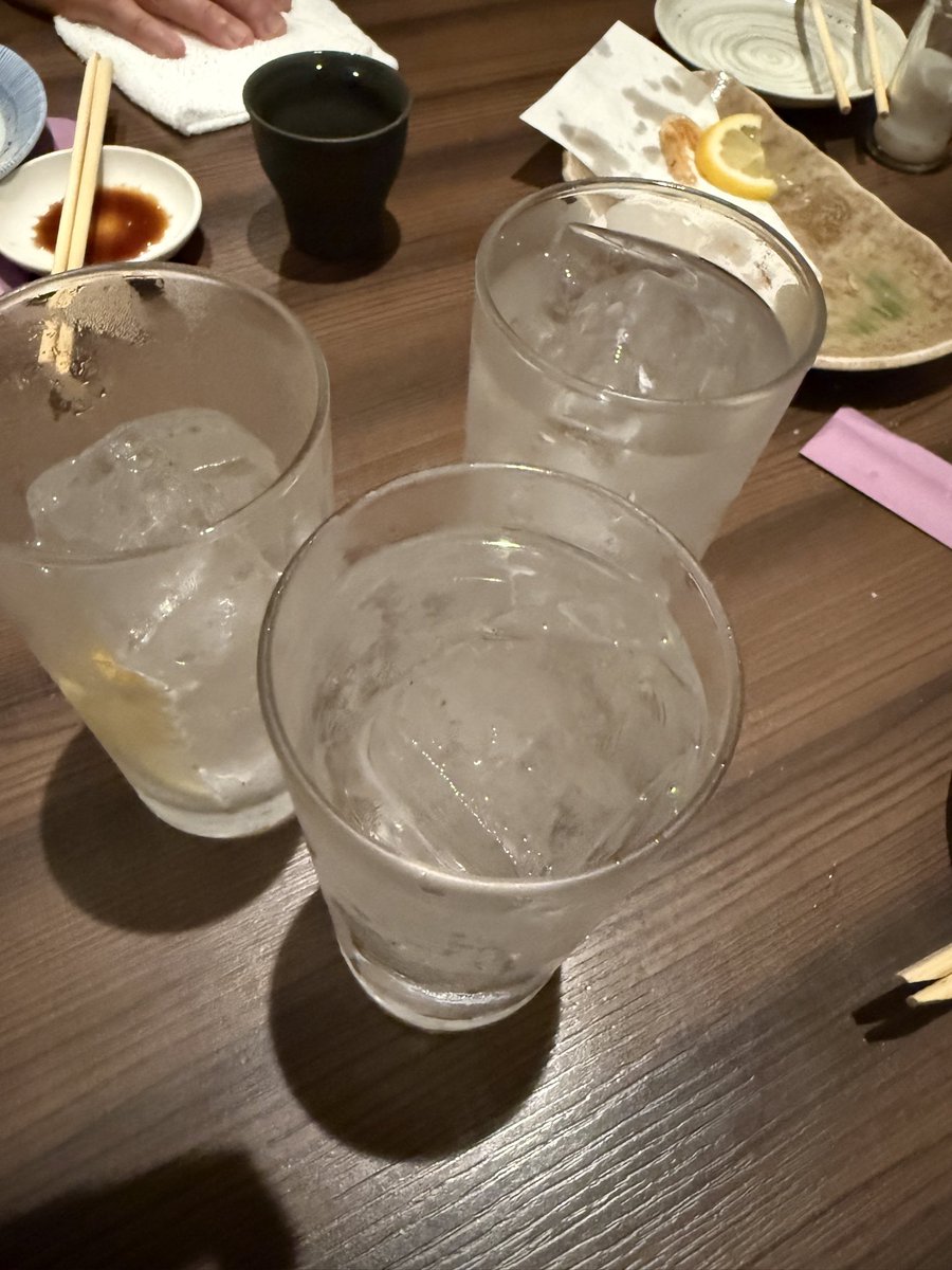 Notisgeso's tweet photo. 鍛高譚濃いめ2つって社長が頼むから誰が飲むんかなー。っておもってたら
俺の分頼んどいたで！って言うのおかしいやろ。 https://t.co/H4AAFWviXq