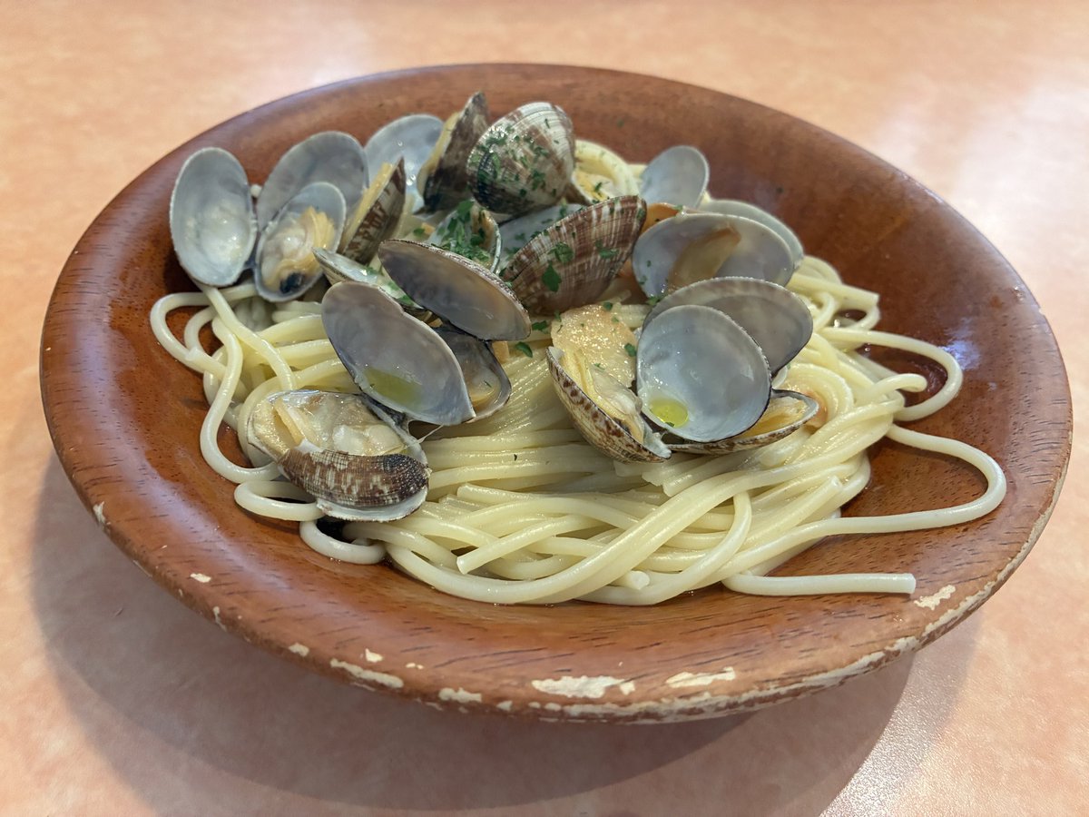 miocel's tweet photo. サイゼリヤ、スープ入り塩味ボンゴレ。パスタはスパゲッティかな、アルデンテより柔めで味をしっかり吸っている。アサリは実に13個、殻は大きくないが身入りは良く、ほぼ砂も噛んでない（1個噛んでた）。スープは少なめだがアサリとニンニクとオリーブオイルのしっかり味。これが500円、頭おかし文字数 https://t.co/LvrFZOLMBg