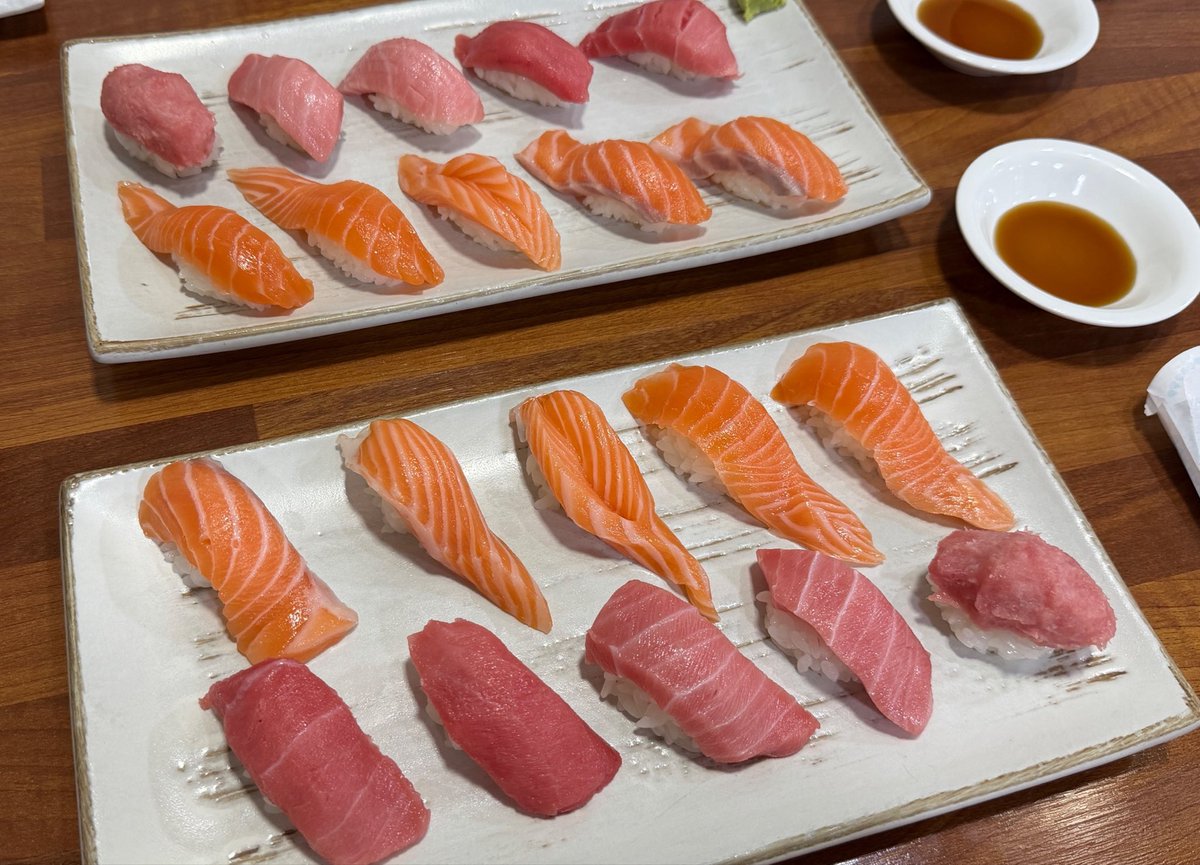 ohmyddu's tweet photo. 넘무 맛잇는 연어 도로 초밥….🍣🍣 https://t.co/iB01uDq57L
