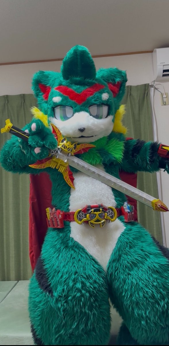shimyokuland's tweet photo. 特撮部引き続き部員募集中です〜
物を提示して見たり触ってもらったりのゆる〜い部活です。
部員じゃなくても遊びに来て頂ければデカ武器持ってもらってこんな↓写真撮れますよ！
昔のこんなの観てたな…と思い出に浸ってもらえれば嬉しいです！
部員募集期限7月まで伸ばしてます！。
#ケモフェス2026 https://t.co/yRVYFptLSw