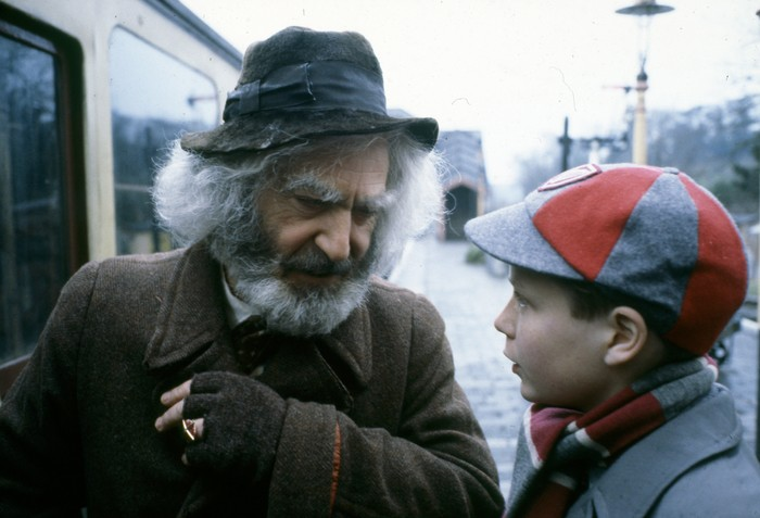 DoctorWhoPix's tweet photo. Patrick Troughton in The Box of Delights #DoctorWho #DrWho https://t.co/Wu7esrmuIs