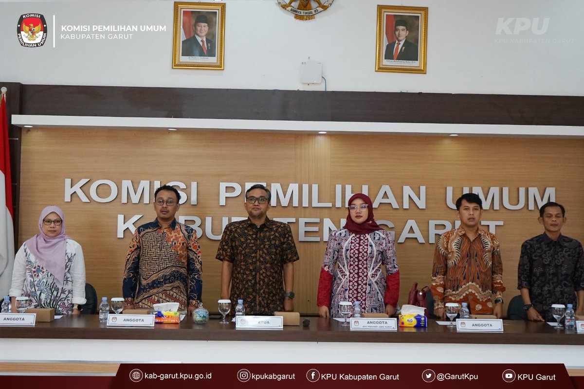 GarutKpu's tweet photo. Pemutakhiran Data Pemilih Berkelanjutan (PDPB) sebagai upaya menjaga kualitas data pemilih. Ia menyampaikan bahwa sinergi dan kolaborasi antara KPU dengan berbagai lembaga terkait menjadi faktor penting dalam memastikan data pemilih tetap akurat, mutakhir, https://t.co/9jI5CPm6iu