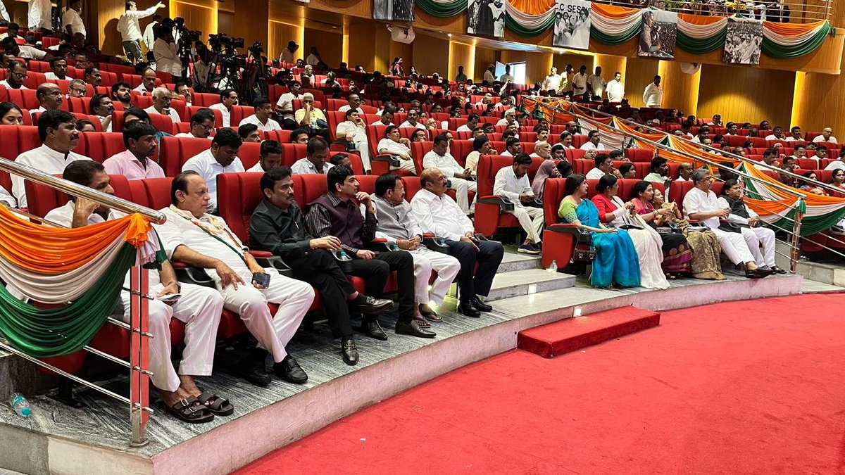 GCC_MP's tweet photo. ಕೆಪಿಸಿಸಿ ಪ್ರಚಾರ ಸಮಿತಿ ವತಿಯಿಂದ ಆಯೋಜಿಸಿದ್ದ ವಿಚಾರ ಸಂಕಿರಣದಲ್ಲಿ ಭಾಗವಹಿಸಿದೆ.
ಪಕ್ಷದ ಸಂಘಟನೆ,ಪ್ರಚಾರ ಕಾರ್ಯತಂತ್ರ ಹಾಗೂ ಕಾಂಗ್ರೆಸ್‌ನ ವಿಚಾರಧಾರೆಯನ್ನು ಜನರಿಗೆ ಪರಿಣಾಮಕಾರಿಯಾಗಿ ತಲುಪಿಸುವ ಕುರಿತು ಚರ್ಚಿಸಲಾಯಿತು. ಕೆಪಿಸಿಸಿ ಅಧ್ಯಕ್ಷರಾದ ಬಿ.ಕೆ ಹರಿಪ್ರಸಾದ್ ಸೇರಿದಂತೆ ಪಕ್ಷದ ಮುಖಂಡರು ಉಪಸ್ಥಿತರಿದ್ದರು.

#KPCC #Congress https://t.co/lQjmjdSf4I