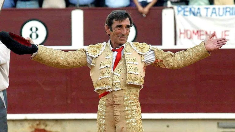 ftorodelidia's tweet photo. 🥇 Dámaso González, Medalla de Oro de la provincia de Albacete a título póstumo.

El Pleno de la Diputación ha aprobado hoy la máxima distinción que otorga la institución provincial al maestro Dámaso González. 

La propuesta, que ha salido adelante con el respaldo unánime de toda la corporación, ha sido impulsada por @santicenizate quien ha subrayado el significado del acuerdo adoptado y ha dicho que "hoy es un día grande, un día de justicia, un día en el que los albaceteños nos hacemos justicia a nosotros mismos reconociendo a uno de los más grandes que ha dado esta tierra".

Santiago Cabañero, presidente de la Diputación,ha definido a Dámaso González como "uno de los grandes embajadores de Albacete", ha dicho que su nombre quedó para siempre ligado al de la provincia y ha agregado que "cuando nombras a Dámaso, a cualquiera le viene a la cabeza Albacete. Y cuando dices que eres de Albacete a cualquier aficionado de España le viene a la cabeza Dámaso. Son dos conceptos absolutamente indisolubles"

Aunque la concesión de la Medalla ya es efectiva tras el acuerdo plenario, la Diputación acordará con la familia la fecha para celebrar el acto solemne de entrega. El acto ha contado, entre otros, con la presencia de @A_MtnezIniesta, coordinador de nuestro Capítulo de Albacete.

➕https://t.co/58M5xZSOHV