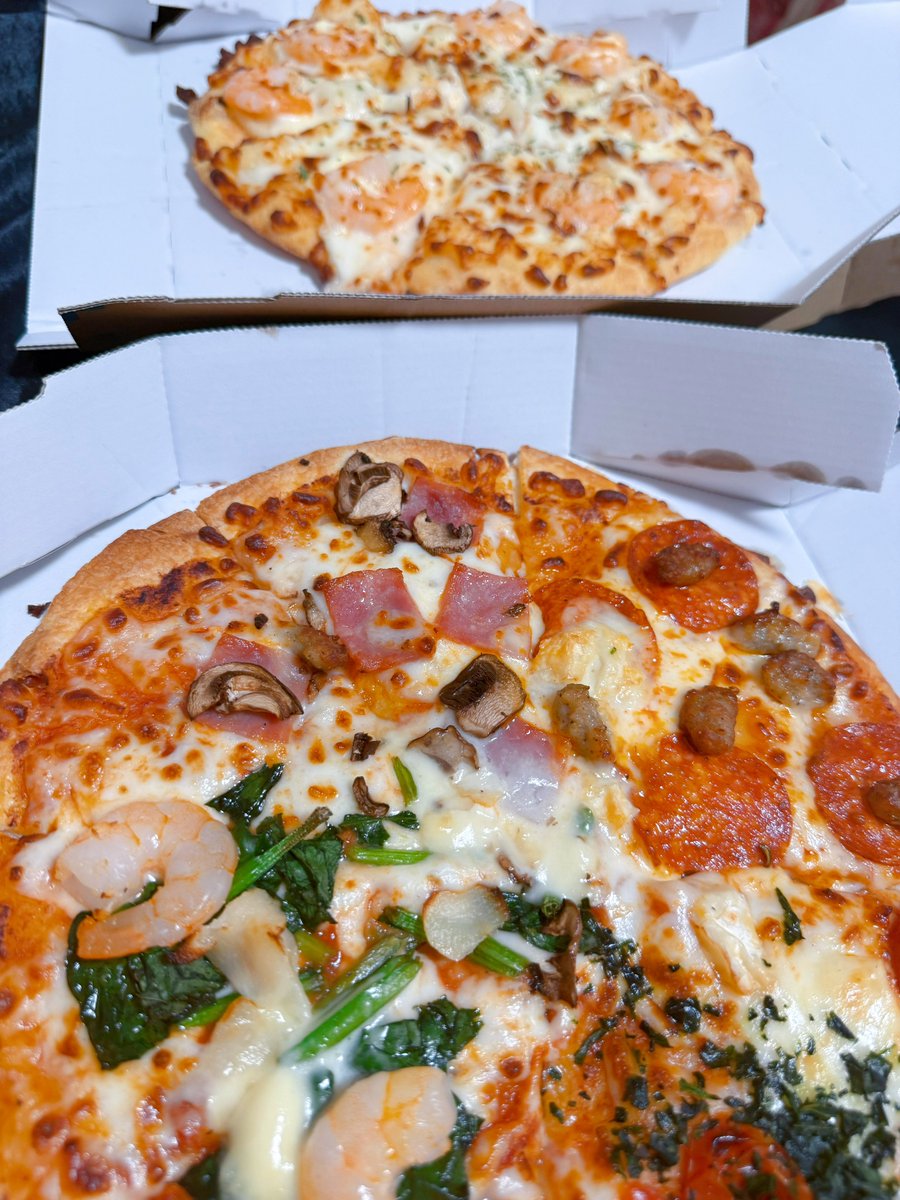 forgotten_a11's tweet photo. 久しぶりにピザパーティーだよ🍕 https://t.co/VYPWOVVGuD