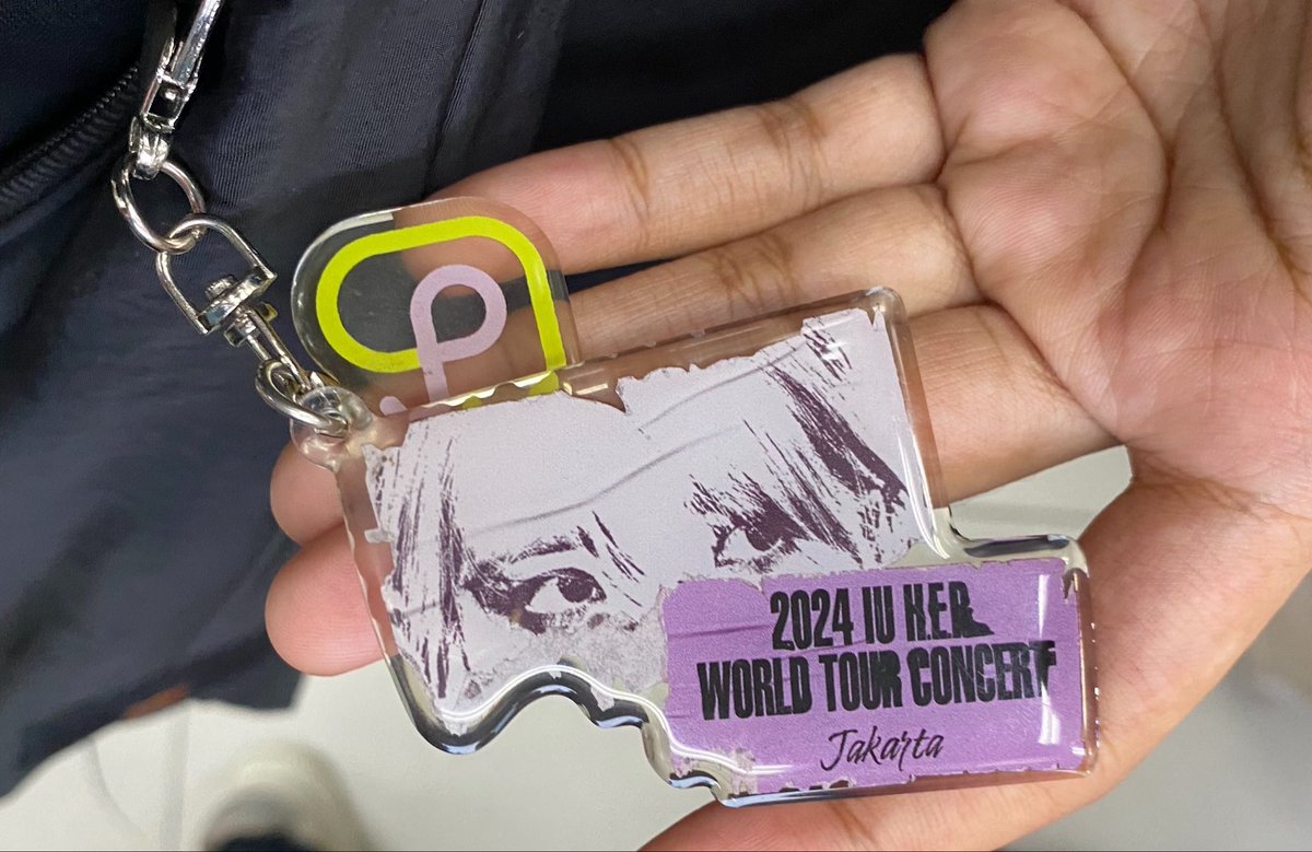 jjieunmyeon's tweet photo. td lg di lift kantor trs tiba tiba ada cewe seumuranku yg manggil “kak maaf kamu uaena ya?” (sambil nunjuk keyring ini)

TRS ABIS ITU LGSG HEBOH CERITA DEPAN LIFT KEK TEMEN YG UDAH KENAL BERTAHUN TAHUN😭🤌

katny dia pgn bgt nonton next konser iu lg (saingan war😀) https://t.co/e8E7EwxWc1