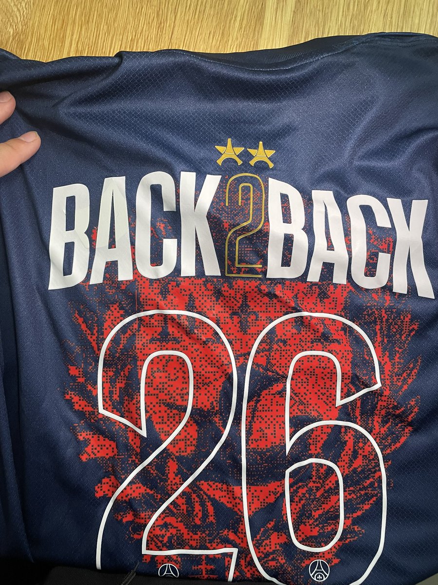 BaptisteR93's tweet photo. Bonjour @PSG_inside @Fanatics j’ai commandé un maillot Back2back et je me retrouve avec bien avec le bon maillot mais le premier back y’a le plastique qui est resté collé et je peux pas le retirer car sinon ça enlève le flocage … Qu’est ce que je peux faire svp ? https://t.co/XjYpfT9MwF