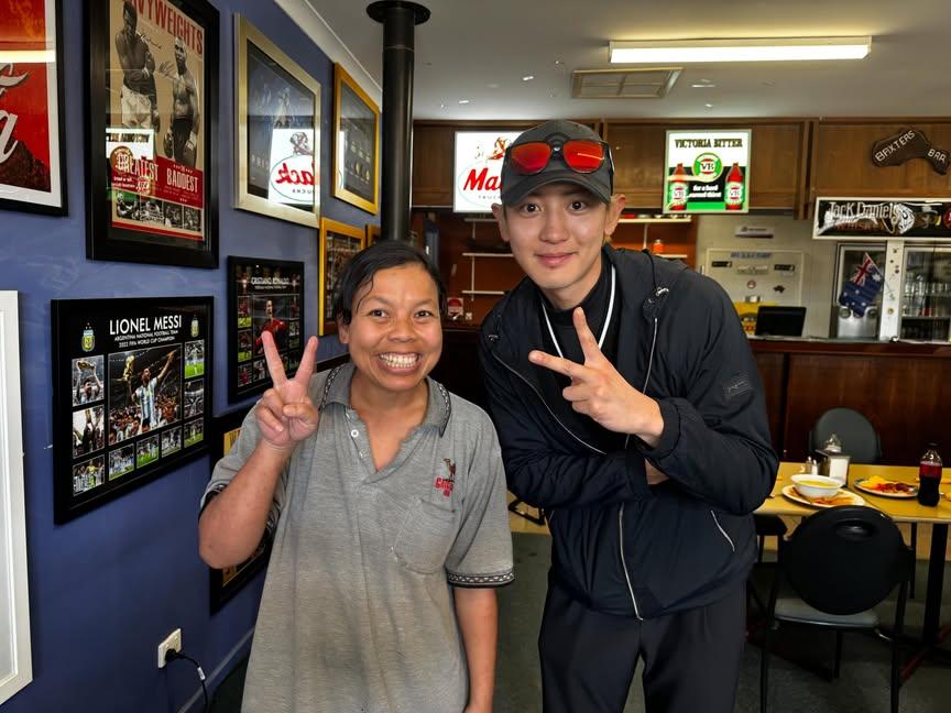 chestnutyeol's tweet photo. Op foto bareng CHANYEOL  past  syuting  acara " To Die For " di Australia  dulu.

© nurwantiniwiyono https://t.co/YUdzrYnFnD