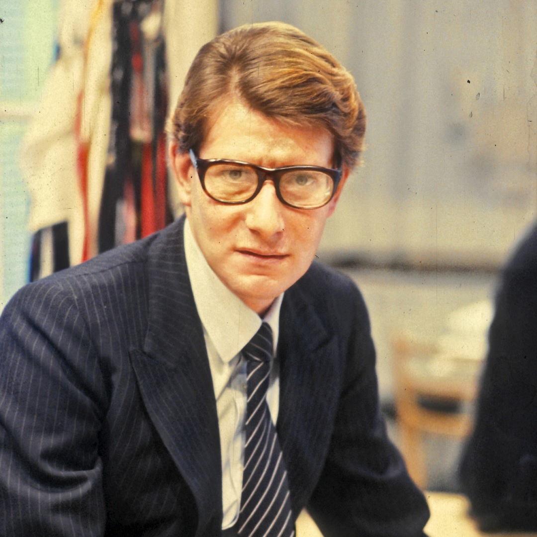 artesinprisas's tweet photo. 1 de agosto. Yves Saint Laurent, maestro indiscutible de la moda, hubiera cumplido hoy 90 años. Sucesor de Dior a los 21, inventor del esmoquin femenino. En su primer concurso juvenil venció a Karl Lagerfeld. Redefinió la moda para siempre.
9⃣0⃣🎂 #TalDíaComoHoy #YvesSaintLaurent https://t.co/ChLDfZmvKJ