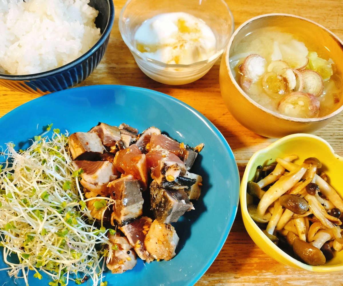 koromifood's tweet photo. #夜ごはん
しめじバター醤油炒め
キャベツと茗荷の味噌汁
鰹のタタキ
ヨーグルト

息子氏、鰹のタタキはあまり好きじゃあないけどごま油にんにくラー油等でピリ辛にすると大丈夫みたい☺️
#おうちごはん https://t.co/9isj2zpyZ3