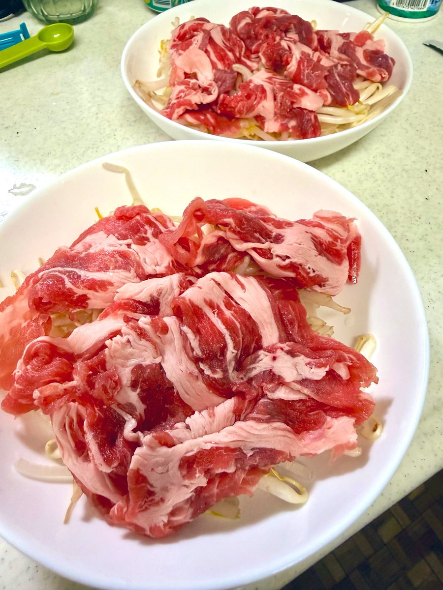 summer_spring_8's tweet photo. あっちの仕事2連勤。
今日お休み。
明日からそっちの仕事2連勤です😊

超久々に息子リクエストで唐揚げ
揚げました🤗喜んでもらえたー！
今度は1キロ揚げよう。。

お弁当用に今度はタラコ、しめじ、鶏肉
を炊き込んでタッパー入れて冷凍します
（インスタでレシピ見てます♡）

明日の夕飯も用意！ https://t.co/zvHHSJolo3
