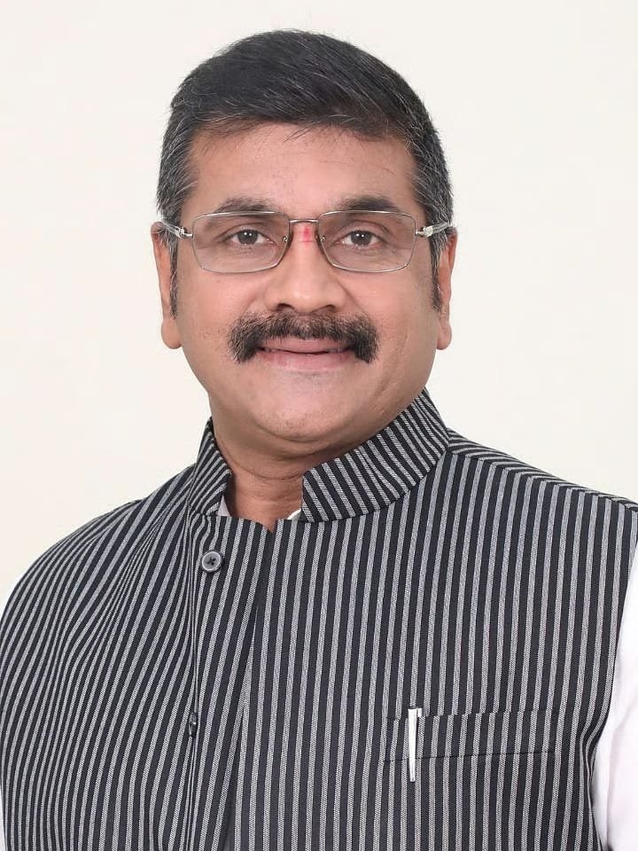 ChDadaPatil's tweet photo. महाराष्ट्र विधान परिषदेच्या उपसभापती पदी महायुतीचे आमदार सचिन अहिरजी यांची बिनविरोध निवड झाल्याबद्दल त्यांचे मनःपूर्वक अभिनंदन!

त्यांना पुढील यशस्वी कार्यकाळासाठी हार्दिक शुभेच्छा!

#SachinAhir #VidhanParishad #Mahayuti

@Dev_Fadnavis @mieknathshinde @SunetraA_Pawar @BJP4Maharashtra @AhirsachinAhir