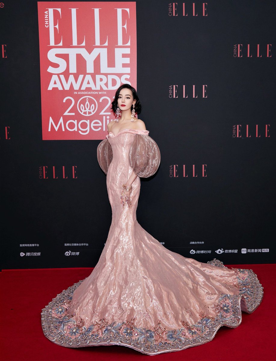 potatoandsuch's tweet photo. the lady who wore it it also legendary. Chinese superstar #Dilireba #Dilraba for Elle Style Awards 2021 https://t.co/TzyeLOgx08