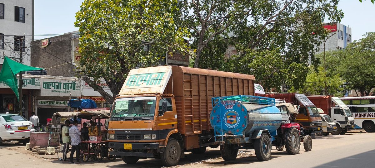 SrinivasDubey's tweet photo. @Swachh_Jaipur @jawaharbedam @RajCMO @jdajaipur @jpr_traffic @DrPremBairwa अभी तक यथास्थिति कायम है, क्या कल्पना कार्गो के प्रभाव से प्रभावित हैं जयपुर के समस्त कार्यकारिणी विभाग और @jpr_traffic, संज्ञान लेकर तत्काल कार्यवाही करें https://t.co/F4TnrcgmB0