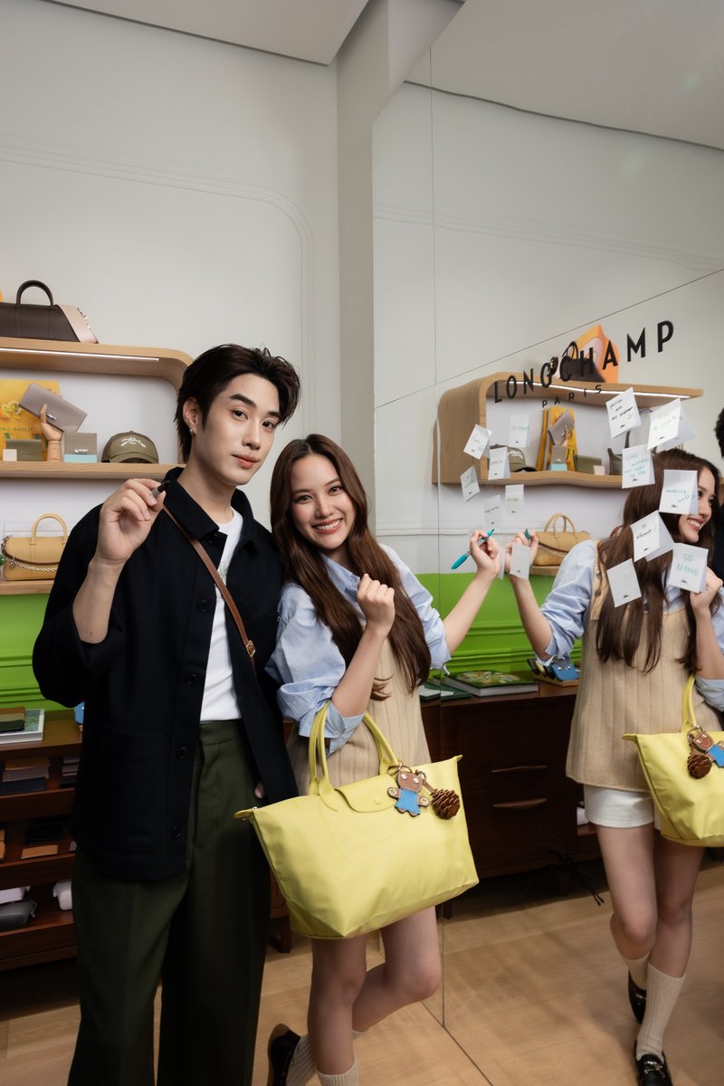 woopmag's tweet photo. Longchamp เผยโฉมคอลเลกชัน Fall 2026
เมื่อความสงสัยกลายเป็นความคิดสร้างสรรค์

#LongchampBeCurious #LongchampFW26
#LongchampFW26 #srchafreen  #Tle_mtm 

Longchamp (ลองฌองป์) แบรนด์กระเป๋าและแอกเซสเซอรีสัญชาติฝรั่งเศส ชวนเปิดประตูแห่งจินตนาการผ่านคอลเลกชัน Fall 2026 ภายใต้แนวคิด “Be Curious” ถ่ายทอดพลังแห่งความอยากรู้อยากเห็น แรงบันดาลใจ และความคิดสร้างสรรค์ที่เกิดขึ้นจากการค้นพบสิ่งแปลกใหม่รอบตัว ไม่ว่าจะเป็นสถานที่ ผู้คน หรือเรื่องราวที่คาดไม่ถึง ก่อนหล่อหลอมเป็นสไตล์อันเป็นเอกลักษณ์ ภายในงานมีแขกคนพิเศษอย่าง ฟรีน-สโรชา จันทร์กิมฮะ และ เติ้ล มติมันท์ ศรีบุญเรือง มาร่วมสัมผัสบรรยากาศสุดเอ็กซ์คลูซีฟ ณ ลองฌองป์บูทีค ชั้น 1 ศูนย์การค้าเซ็นทรัลเวิลด์

สำหรับซีซั่นนี้ หญิงสาวปารีเซียงได้ออกจากกิจวัตรเดิม ๆ ไปมองโลกด้วยสายตาที่เปิดกว้างขึ้น ตั้งแต่ความคึกคักของท้องถนนในเมืองใหญ่ไปจนถึงความสงบของพื้นที่สีเขียว ทัศนียภาพที่พบเห็นและทุกช่วงเวลาที่เปลี่ยนผ่านได้กลายมาเป็นแรงบันดาลใจ ก่อนนำมาตีความใหม่ผ่านความคิดสร้างสรรค์ของลองฌองป์ สู่คอลเลกชันที่สะท้อนความมีชีวิตชีวา อิสระ และความงดงามร่วมสมัย โดดเด่นด้วยซิลูเอตที่กระฉับกระเฉงแต่สวยงามเหนือกาลเวลา ผสานเข้ากับเฉดสีที่ชวนให้นึกถึงธรรมชาติอย่างสีเบจ สีเขียวกากี และแต่งแต้มความสดใสด้วยโทนสีพาสเทล

ภายในคอลเลกชันยังนำเสนอไอเท็มเด่นประจำคอลเลกชันอย่างกระเป๋ารุ่นเลอ ปลิยาจ เอ็กซ์ตร้า (Le Pliage Xtra) ทรง East-West ในเฉดสีเทา (Turtledove) ที่วางจำหน่ายแบบเอ็กซ์คลูซีฟเป็นที่แรก ณ ลองฌองป์บูทีค ชั้น 1 ศูนย์การค้าเซ็นทรัลเวิลด์ พร้อมด้วยกระเป๋ารุ่นเลอ ปลิยาจ วัน (Le Pliage One) ที่ต่อยอดจิตวิญญาณของกระเป๋าทรงไอคอนิกของลองฌองป์ในมิติที่ร่วมสมัยยิ่งขึ้น ผ่านดีไซน์ที่เรียบง่าย ใช้งานได้จริง และสะท้อนความคล่องตัวของผู้หญิงยุคใหม่ในโทนสีโมโนโครมอันโดดเด่น

เพื่อถ่ายทอดแนวคิด “Be Curious” ให้ชัดเจนยิ่งขึ้น ลองฌองป์ยังเนรมิตกิจกรรม Treasure Hunt ภายในบูทีค ชวนผู้ร่วมงานออกสำรวจรายละเอียดและเรื่องราวของเมซงที่ซ่อนอยู่ในคอลเลกชัน ผ่านประสบการณ์ที่เชื่อมโยงแรงบันดาลใจ ความคิดสร้างสรรค์ ความอยากรู้อยากเห็น และเสน่ห์ของการค้นพบสิ่งใหม่ในแบบฉบับของลองฌองป์

ร่วมสัมผัสคอลเลกชัน Longchamp Fall 2026 ได้แล้ววันนี้ ณ ลองฌองป์บูทีคทุกสาขา