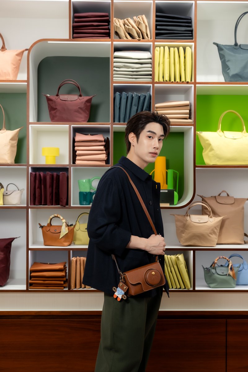 woopmag's tweet photo. Longchamp เผยโฉมคอลเลกชัน Fall 2026
เมื่อความสงสัยกลายเป็นความคิดสร้างสรรค์

#LongchampBeCurious #LongchampFW26
#LongchampFW26 #srchafreen  #Tle_mtm 

Longchamp (ลองฌองป์) แบรนด์กระเป๋าและแอกเซสเซอรีสัญชาติฝรั่งเศส ชวนเปิดประตูแห่งจินตนาการผ่านคอลเลกชัน Fall 2026 ภายใต้แนวคิด “Be Curious” ถ่ายทอดพลังแห่งความอยากรู้อยากเห็น แรงบันดาลใจ และความคิดสร้างสรรค์ที่เกิดขึ้นจากการค้นพบสิ่งแปลกใหม่รอบตัว ไม่ว่าจะเป็นสถานที่ ผู้คน หรือเรื่องราวที่คาดไม่ถึง ก่อนหล่อหลอมเป็นสไตล์อันเป็นเอกลักษณ์ ภายในงานมีแขกคนพิเศษอย่าง ฟรีน-สโรชา จันทร์กิมฮะ และ เติ้ล มติมันท์ ศรีบุญเรือง มาร่วมสัมผัสบรรยากาศสุดเอ็กซ์คลูซีฟ ณ ลองฌองป์บูทีค ชั้น 1 ศูนย์การค้าเซ็นทรัลเวิลด์

สำหรับซีซั่นนี้ หญิงสาวปารีเซียงได้ออกจากกิจวัตรเดิม ๆ ไปมองโลกด้วยสายตาที่เปิดกว้างขึ้น ตั้งแต่ความคึกคักของท้องถนนในเมืองใหญ่ไปจนถึงความสงบของพื้นที่สีเขียว ทัศนียภาพที่พบเห็นและทุกช่วงเวลาที่เปลี่ยนผ่านได้กลายมาเป็นแรงบันดาลใจ ก่อนนำมาตีความใหม่ผ่านความคิดสร้างสรรค์ของลองฌองป์ สู่คอลเลกชันที่สะท้อนความมีชีวิตชีวา อิสระ และความงดงามร่วมสมัย โดดเด่นด้วยซิลูเอตที่กระฉับกระเฉงแต่สวยงามเหนือกาลเวลา ผสานเข้ากับเฉดสีที่ชวนให้นึกถึงธรรมชาติอย่างสีเบจ สีเขียวกากี และแต่งแต้มความสดใสด้วยโทนสีพาสเทล

ภายในคอลเลกชันยังนำเสนอไอเท็มเด่นประจำคอลเลกชันอย่างกระเป๋ารุ่นเลอ ปลิยาจ เอ็กซ์ตร้า (Le Pliage Xtra) ทรง East-West ในเฉดสีเทา (Turtledove) ที่วางจำหน่ายแบบเอ็กซ์คลูซีฟเป็นที่แรก ณ ลองฌองป์บูทีค ชั้น 1 ศูนย์การค้าเซ็นทรัลเวิลด์ พร้อมด้วยกระเป๋ารุ่นเลอ ปลิยาจ วัน (Le Pliage One) ที่ต่อยอดจิตวิญญาณของกระเป๋าทรงไอคอนิกของลองฌองป์ในมิติที่ร่วมสมัยยิ่งขึ้น ผ่านดีไซน์ที่เรียบง่าย ใช้งานได้จริง และสะท้อนความคล่องตัวของผู้หญิงยุคใหม่ในโทนสีโมโนโครมอันโดดเด่น

เพื่อถ่ายทอดแนวคิด “Be Curious” ให้ชัดเจนยิ่งขึ้น ลองฌองป์ยังเนรมิตกิจกรรม Treasure Hunt ภายในบูทีค ชวนผู้ร่วมงานออกสำรวจรายละเอียดและเรื่องราวของเมซงที่ซ่อนอยู่ในคอลเลกชัน ผ่านประสบการณ์ที่เชื่อมโยงแรงบันดาลใจ ความคิดสร้างสรรค์ ความอยากรู้อยากเห็น และเสน่ห์ของการค้นพบสิ่งใหม่ในแบบฉบับของลองฌองป์

ร่วมสัมผัสคอลเลกชัน Longchamp Fall 2026 ได้แล้ววันนี้ ณ ลองฌองป์บูทีคทุกสาขา