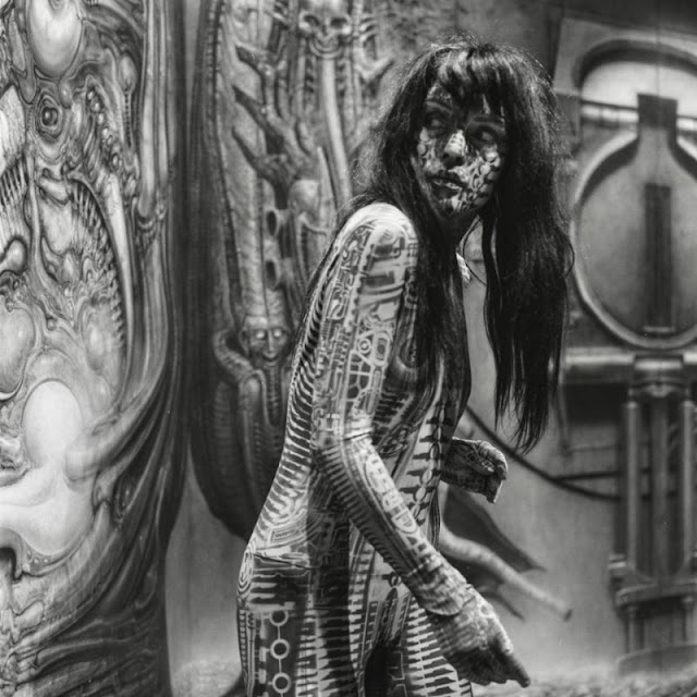 VLouca1971's tweet photo. Debbie Harry Painted by H.R. Giger, 1980. Photos by Chris Stein https://t.co/JVTWtxeGB5