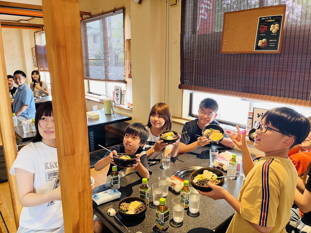 am9to's tweet photo. アルビレックス新潟 #小野裕二 選手が取り組む「OKC（ONO KIDS COMMONS）」の活動の一環として行われた、こども食堂に参加してきました。

一緒に調理して、ご飯をいただく🍚

サッカー好きの子どもたちには最高の思い出となりました。

今度上越でやる時には何かお手伝���したいですね🍙 https://t.co/5Ti1Gf6Bl1