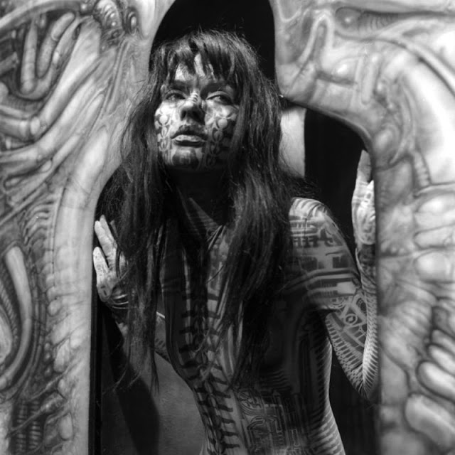 VLouca1971's tweet photo. Debbie Harry Painted by H.R. Giger, 1980. Photos by Chris Stein https://t.co/JVTWtxeGB5