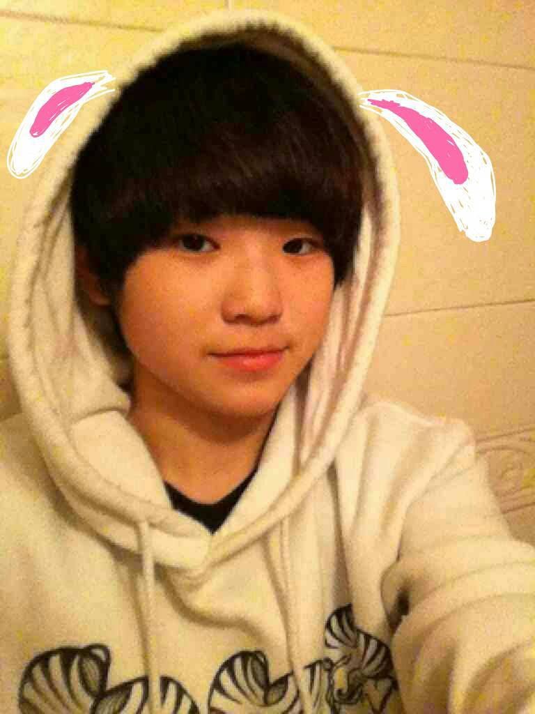 semangkukuji's tweet photo. [17's Diary - Seungcheol] 2013/06/24 'GWS'

🍒

“Sekarang gue udah sembuh, eh gue malah dengar Hoon sakit. Sebelumnya pun dia udah kelihatan menderita banget karena sakit, jadi gue khawatir banget.

Ini anak nggak akan kasih lihat orang-orang kalau dia lagi kenapa-kenapa apalagi lagi sakit, jadi pas lihat dia masuk (ntah masuk rumah sakit atau dorm, Cheol nggak ngasih konteks di mana Jihoon 'went in'), kayaknya itu udah parah banget buat dia.

Semoga dia cepat sembuh dan balik lagi kayak Hoon biasanya, si manusia gila-gila latihan.”