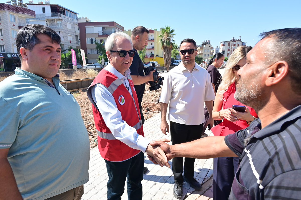 mesutkocagoztr's tweet photo. Fevzi Çakmak Mahallesi Kanal Boyunda yapmış olduğumuz park çalışmasında incelemelerde bulunduk. 

Bölgemiz artık su baskınlarıyla değil, yeşil alanları, çocuk oyun parkları ve hemşehrilerimizin vakit geçireceği sosyal alanları ile anılacak. 

Çocuklarımız özgürce oyun oynayabilecek, ailelerimiz yürüyüş yollarını kullanabilecek; vatandaşlarımızın huzurlu bir yaşam alanı olacak. 

Parkımızın yapımında görev yapan çalışma arkadaşlarımıza da kolaylıklar diledik. En kısa zamanda hemşehrilerimizin kullanımına sunacağız.