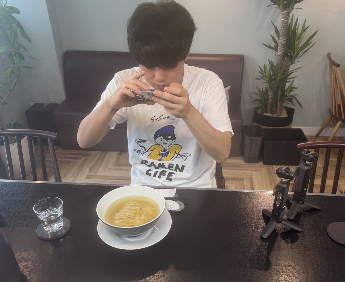 freedam99999's tweet photo. 【両極】ラーメンを突き詰めた結果たどり着いた極地。蘇ったレジェンド店主による最高傑作2杯をすする　NOBU kitchenぬーどる SUSURU... https://t.co/VtXpXWVoy8 @YouTubeより

動画色々訂正入ります
レジェンドじゃねーよ(誰が？)
動画内の極上ラァメンの味玉は
サービスなのだテヘヘ
(通常入っておりません)
脳梗塞❌＞右脳前出血🩸
SUSURUに久しぶり会えて嬉しかった
です

撮影オフショットも