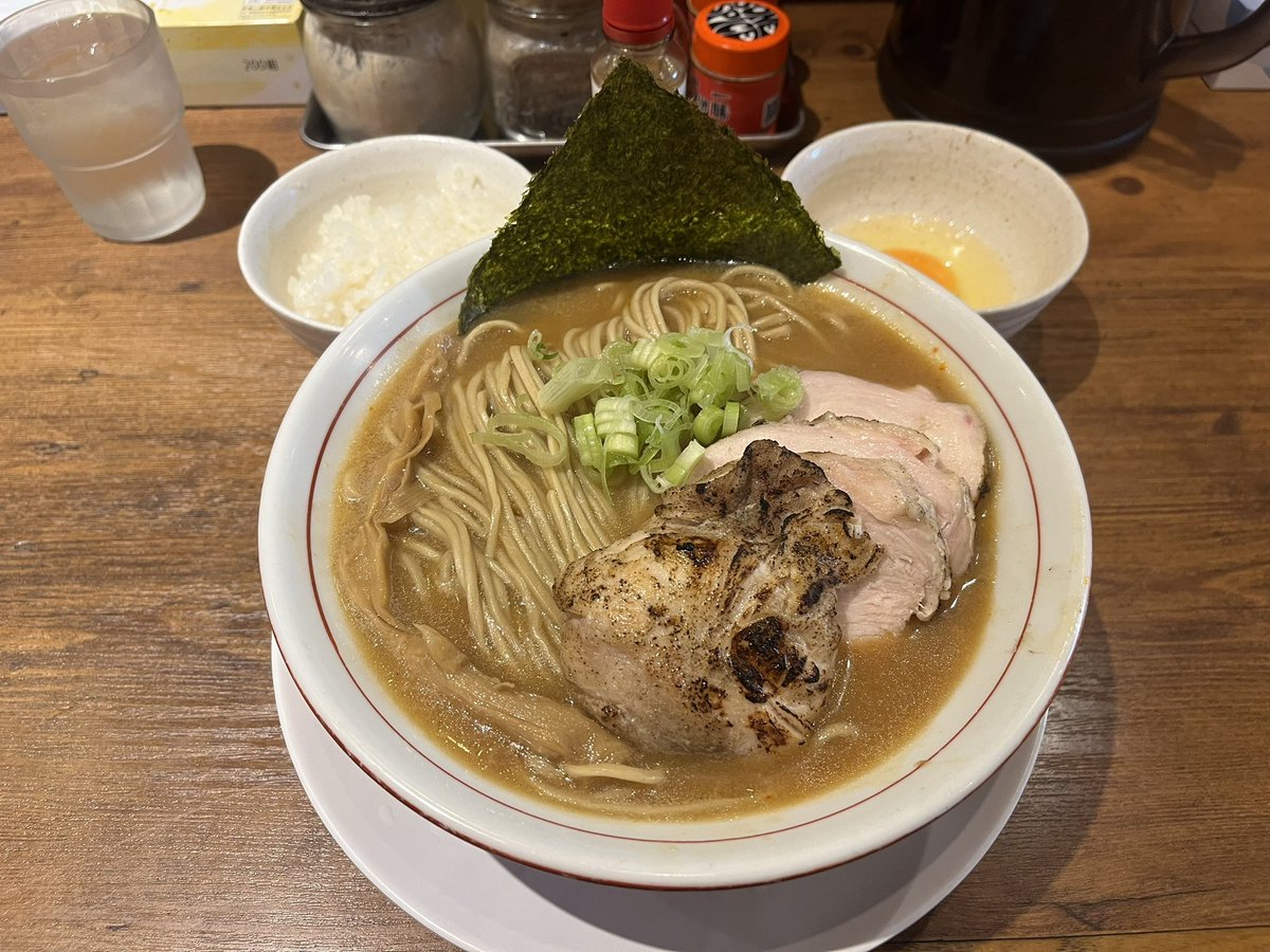 ritaz1_25's tweet photo. 麺屋58
こってり中華そ���300卵かけご飯
がっつり濃厚なスープに硬めな細麺が合う
チャーシューもホロホロで最高！
最後はスープ飲みながら卵かけご飯を👍
味一品思い出した^_^ https://t.co/OYx3bg8HxH