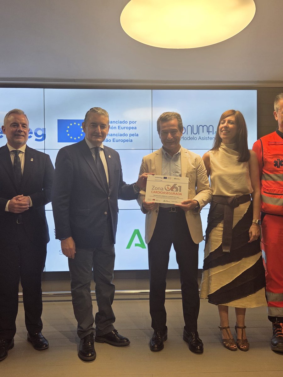 SaludConsumoSe's tweet photo. Sevilla avanza en cardioprotección. 🏥❤️ El consejero @antoniosanz y la delegada de Salud @silviapozosan entregan el distintivo de "Zona Cardioasegurada" a 120 farmacias dentro del proyecto #Numaplus.
+600 farmacéuticos formados junto al @061EPES para salvar vidas. https://t.co/i1Oc6mRvYX