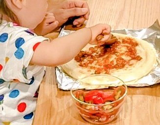 kazuyuking's tweet photo. 近所の方から、庭で育ったトマト・アスパラ・バジルを貰ったので、ピザを作った🍕
ちなみに、チビスケが手伝ってくれた🎵 https://t.co/QGiCH3zh4f