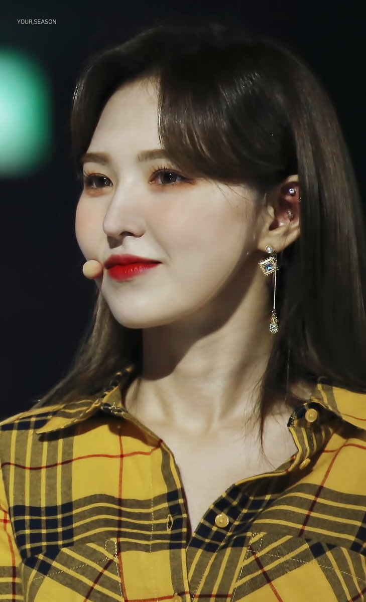 for_seungwan's tweet photo. yellow really suits her 💛 https://t.co/SWQtdr3xRd