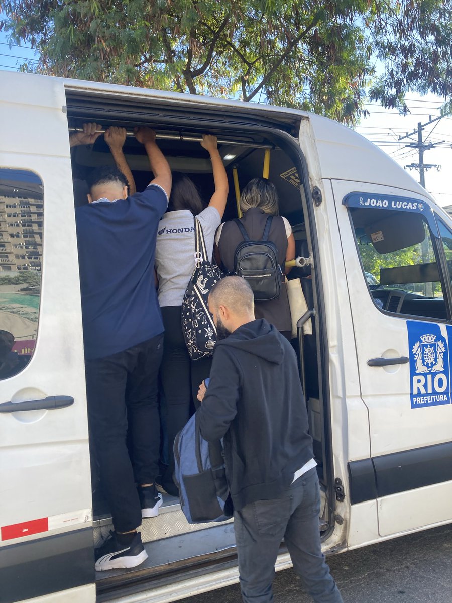 ALMIRLMJR's tweet photo. Estr dos Bandeirantes, 5ª van que eu não consigo entrar. Seguimos tentando chegar ao trabalho em mais um dia de greve dos motoristas de ônibus https://t.co/7YXytiVw1H