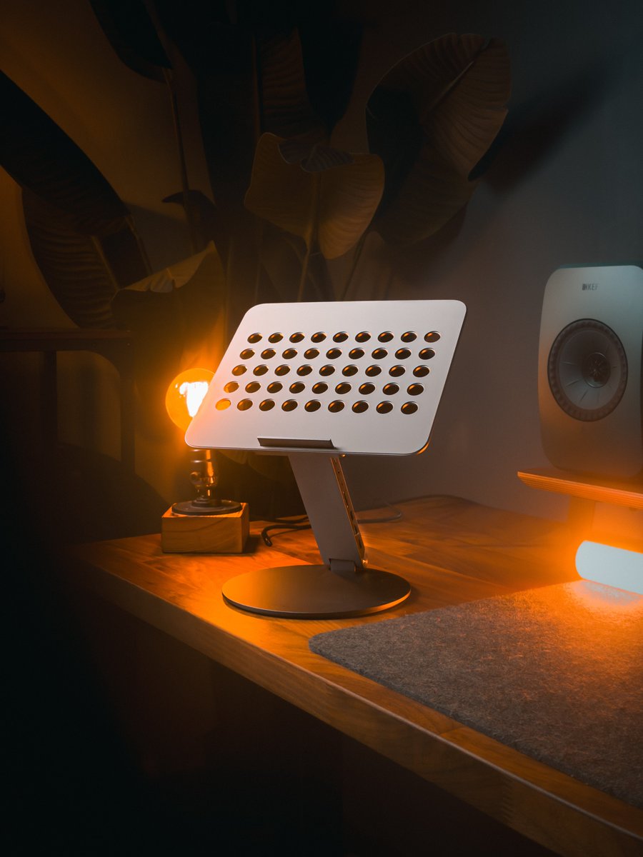 Kuxiutech's tweet photo. Find a perfect place for your laptop on the desk! Thanks for these great photos shared from @harrisonniap
#DeskSetup #AppleSetup #WorkspaceGoals #MacBookSetup #MinimalDesk #Productivity #KUXIU https://t.co/SmrCWJcyQU