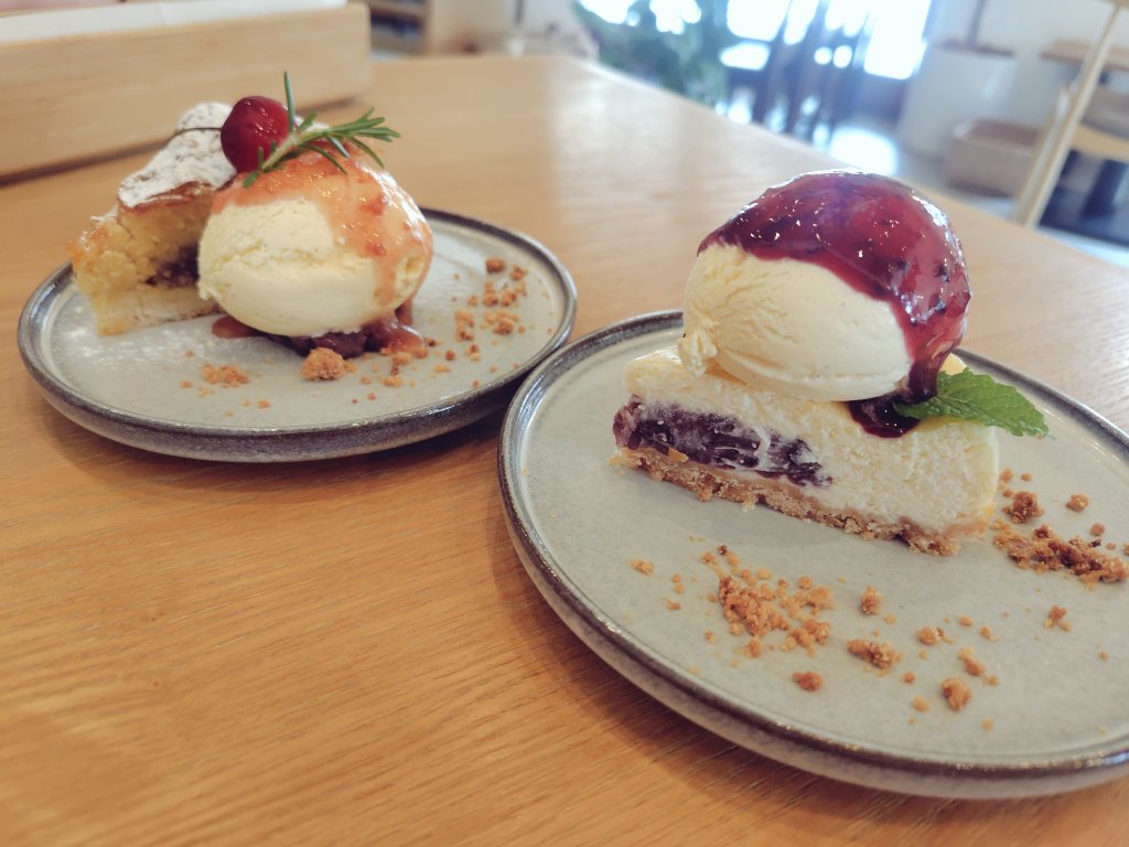 pudding_0227's tweet photo. こないだ休日満喫した時のやばいくらい食べた……美味しかったです🤤
パンケーキ1番美味かった https://t.co/49kkQdO847