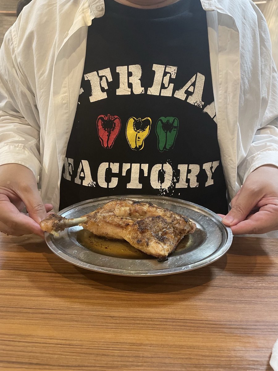 smaririn1986's tweet photo. 骨付鳥 一鶴 横浜西口店
横浜駅/鶏料理
数ある鶏料理の中でも個人的一位
昔は丸亀本店まで通ったな
ジーフリで、参戦出来なかった濱さんへ
ジーフリTでひなどりアピール
推しはタイムリープ。。。
当日のキーワード
心懐　トーナイ　ウドンチャン　イブオブ　ギャンデミ　
#骨付鳥一鶴横浜西口店 https://t.co/P7fsLPnP4R