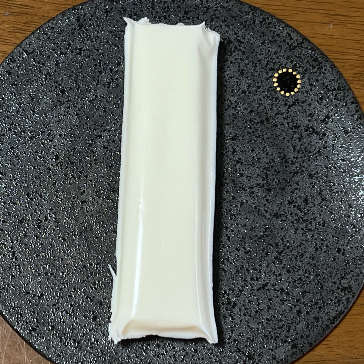 hideoharada's tweet photo. 今夜のチーズは、岩泉ホールディングスのストリングス「岩泉さけるチーズ」。とってもミルキー。
　#岩泉ホールディングス #岩泉さけるチーズ #国産ナチュラルチーズ https://t.co/YcwbwChUDT