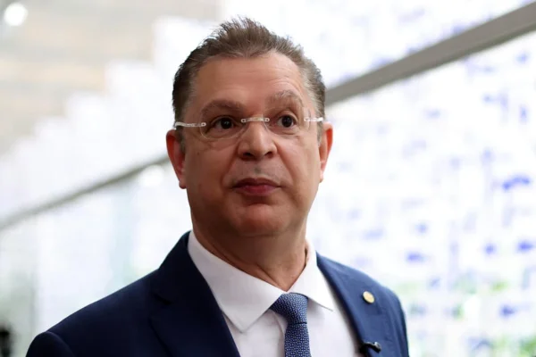 BlogdoNoblat's tweet photo. A Polícia Federal (PF) deflagrou, nesta quarta-feira (1º), a terceira fase da Operação Rent a Car — chamada de Galho Fraco II —, com o objetivo de aprofundar as investigações sobre um esquema de desvio de recursos públicos vindos de cotas parlamentares. A operação mira pessoas ligadas ao deputado federal Sóstenes Cavalcante, líder do PL na Câmara dos Deputados. O parlamentar não está entre os alvos desta quarta, mas já foi em uma etapa anterior da investigação.
