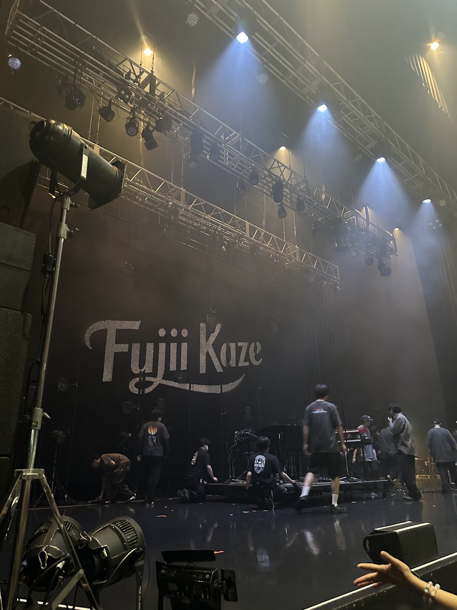 fk_love4ever's tweet photo. 風さんはデカいひたすらデカい愛のかたまりだった。何なんw、もうええわ、死ぬのがいいわ、まつり、きらり、damn、旅路、You、Okay, Goodbye 、ラストはPrema(まだあったかも

MCは岡山弁まじりの日本語　Okay, Goodbye の前に日々の小さな喜びを見つけて粛々と生きていきましょう的なこと言ってた涙 https://t.co/dSLAuDnuYJ