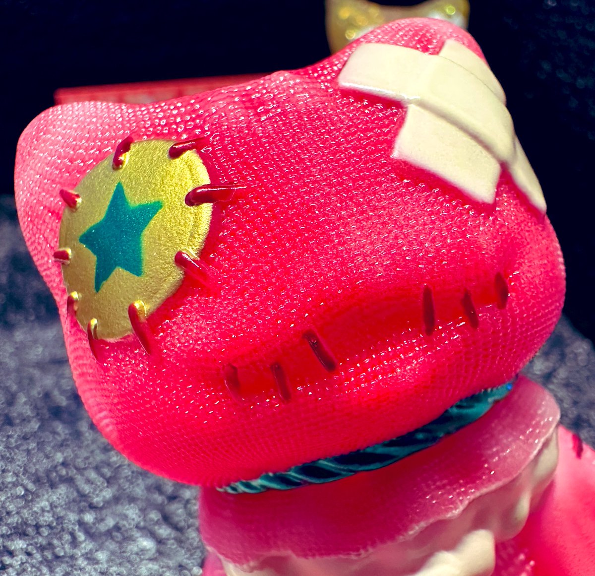 j3un_ry's tweet photo. 通販にてElfrog工房さんから新たに
・イチゴフラペチーノクロスパッチ🍓
・センベロクロスパッチ🍺
を購入！酔っ払ってべろべろ&amp;まなこぐるぐるでめんこい☺️ 前回購入させていただいた魔犬クロスパッチと一緒に飾ろう😊 https://t.co/lEFdxx0Ibj