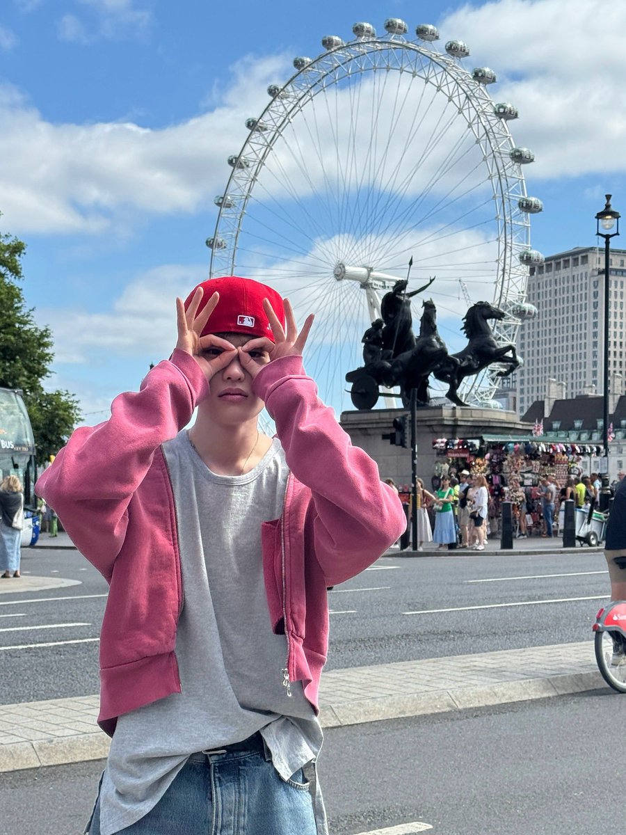 timetosohee's tweet photo. 250701 @ riize_official
in London / 🎡⛅️ /🍦+🍫 / 전화 받아📞

#라이즈 #RIIZE #소희 #SOHEE https://t.co/TYJwQ30EpM