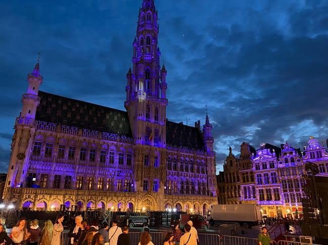 kookyun's tweet photo. Brussels' Grand Place turning purple for BTS . It looks so pretty https://t.co/mxfxOVYJfk