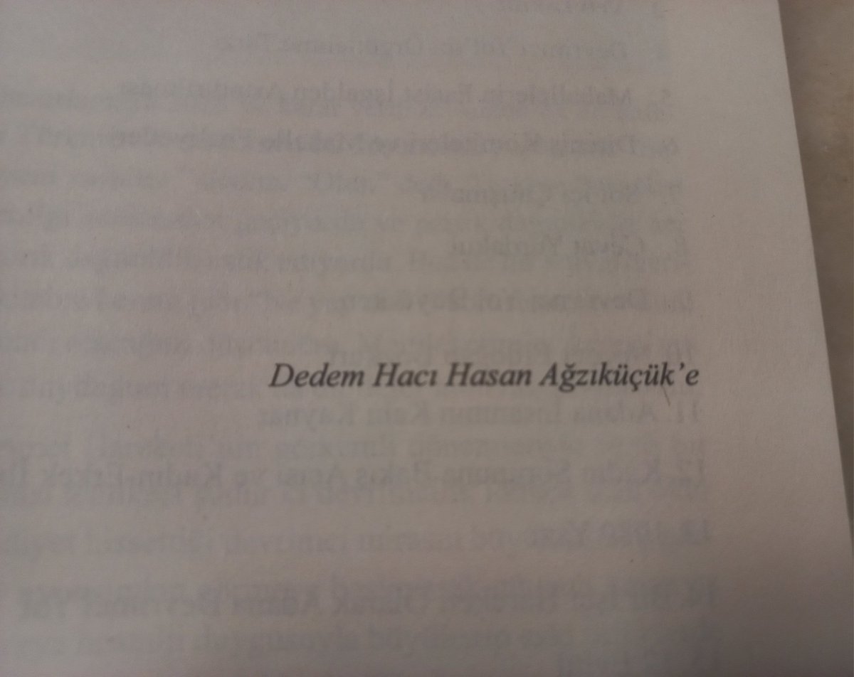 AvroraVeGranma's tweet photo. Senin için dede...

Hâlâ beni götürdüğün tren garında rayların üzerinde yürüyorum. Hâlâ elinden tutup çay bahçesine gidiyorum. Hâlâ senden masal dinliyorum. https://t.co/RhyfL5Jrb5