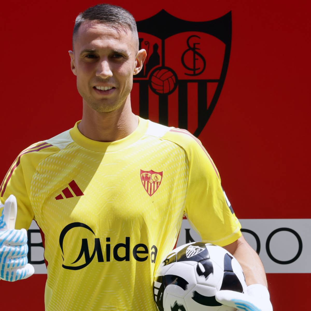 SprintDeRakitic's tweet photo. Lo que ha hecho Vlachodimos es para hacerle una estatua en el Ramón Sánchez Pizjuán.

No ha ganado ningún título pero pasa automáticamente a ser uno de los jugadores a los que la afición del Sevilla le guardará más cariño y respeto.

Eres enorme Ody. https://t.co/Pee0vAweIe