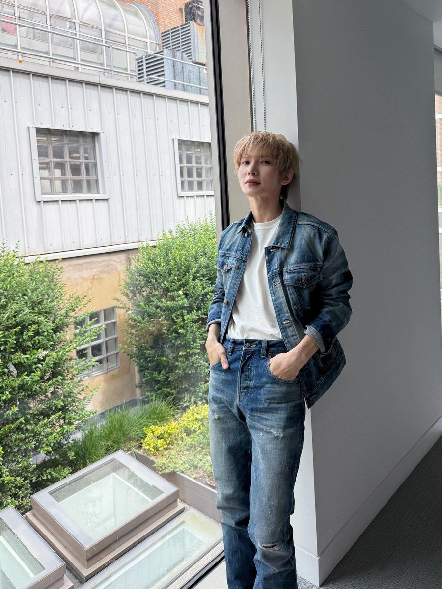 chaesangpoem's tweet photo. yo no sé que planeta se alineó para tener en cuatro días la equivalencia de actualización en insta de yeosang de cuatro meses pero gracias https://t.co/rdXpk262xY