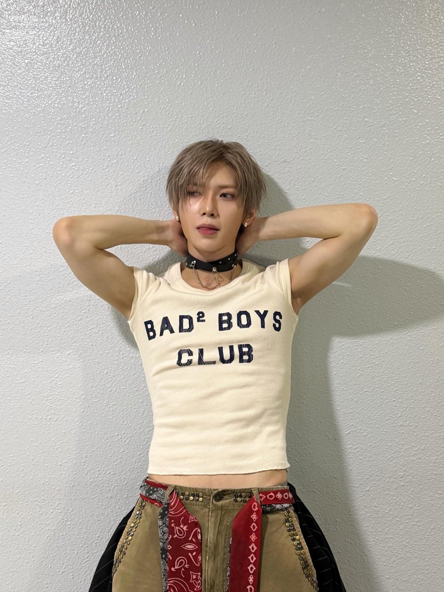 chaesangpoem's tweet photo. yo no sé que planeta se alineó para tener en cuatro días la equivalencia de actualización en insta de yeosang de cuatro meses pero gracias https://t.co/rdXpk262xY