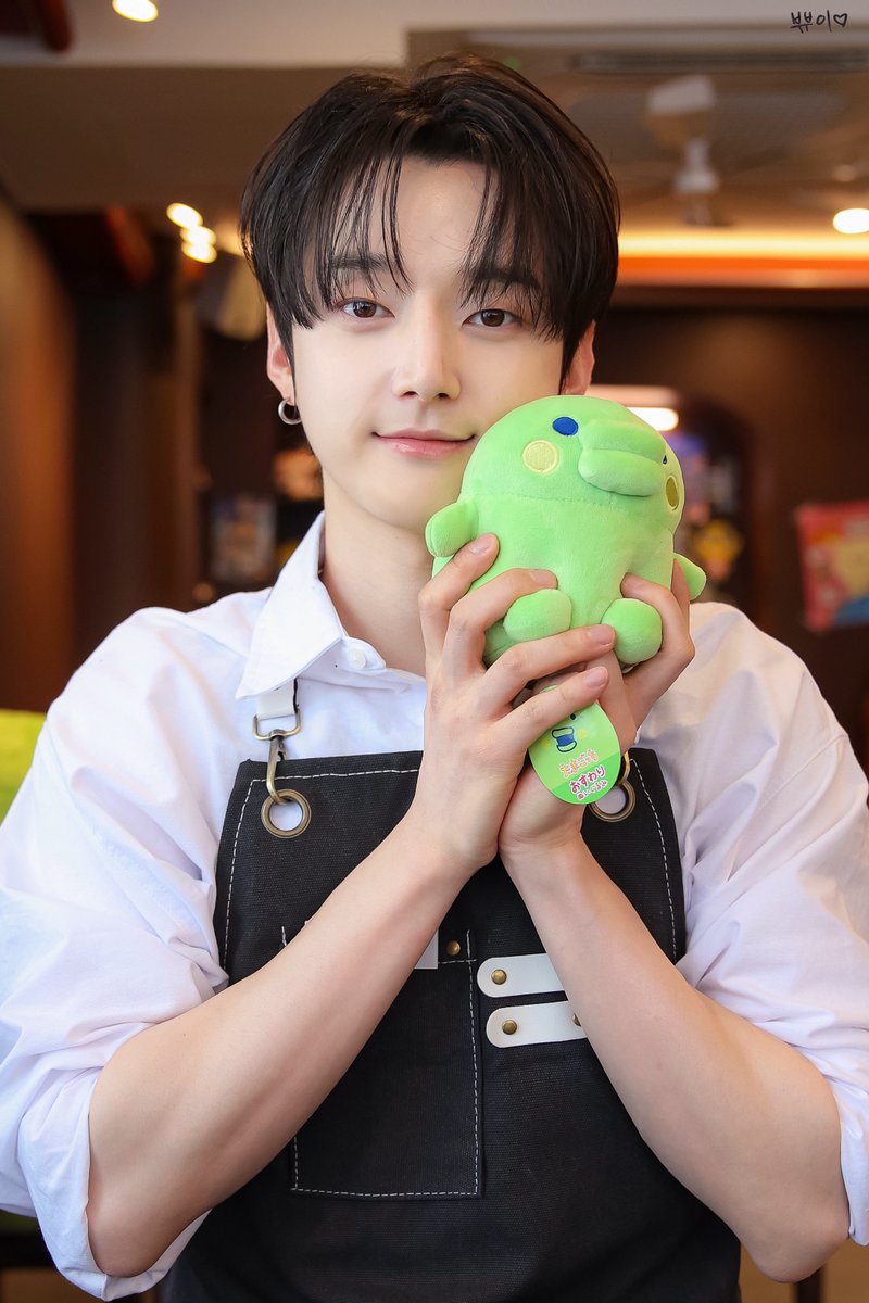 pyu_1117's tweet photo. 250531 HQ

응듄시💛
7월도 화이팅!

#은준 
#AIMERS  #에이머스 #EUNJUN https://t.co/3OzVDnVUw5
