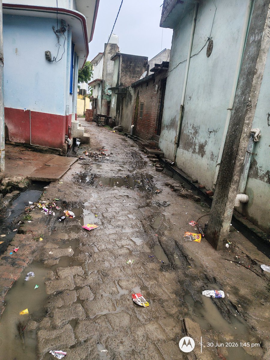 publiceyes12's tweet photo. हमारे क्षेत्र (मोहल्ला: बागबान, इकौना, जिला श्रावस्ती, उत्तर प्रदेश) की सड़क की हालत बहुत खराब है।
PWD द्वारा बताया गया कि यह मामला नगर पंचायत का है, लेकिन अब तक कोई कार्यवाही नहीं हुई।
सड़क पर गड्ढे व जलभराव के कारण लोगों को भारी परेशानी हो रही है। https://t.co/D0lPSypuSP