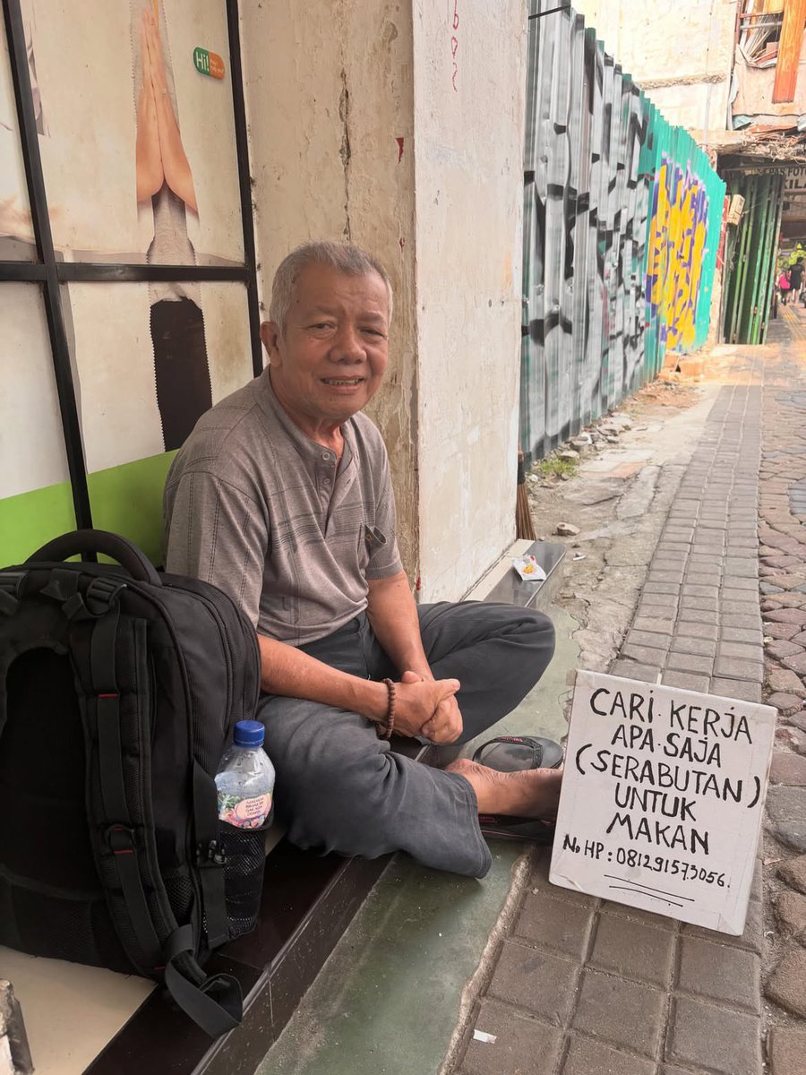 mamahmuda1_'s tweet photo. tadi pas makan siang di jalan sabang (deket sarinah) aku ketemu Bapak ini, mungkin ada yg lagi butuh jasa Bapaknya, tapi karena udah mau abis waktu maksi ga sempet ngobrol tadi jd aku gatau beliau keahlianya apa lgsg hubungi aja yaa ☺️
cc: evaheva https://t.co/qMnwA69wKU