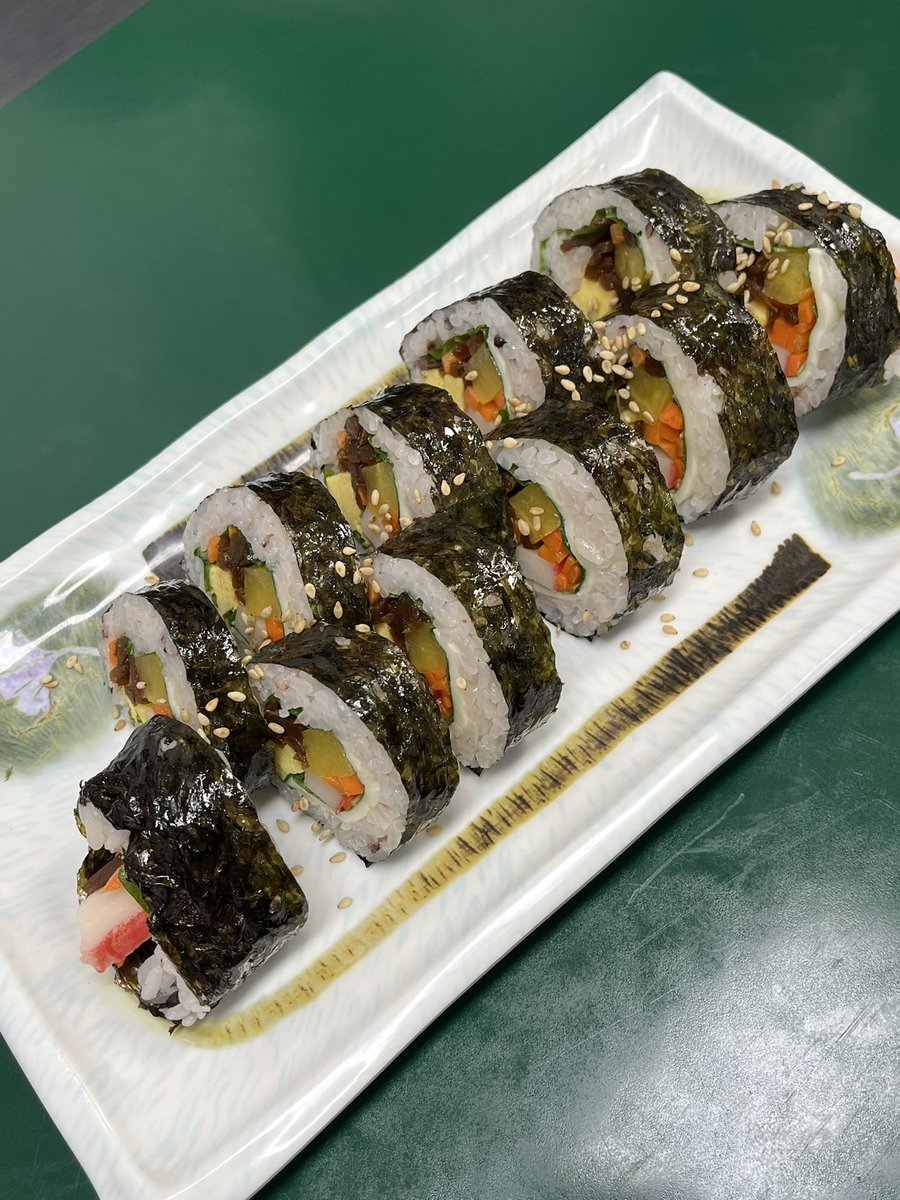JUGGLER_98's tweet photo. 오래되어 보이는 분식집가서 김밥한줄 먹었는데 
플레이팅이 너무 정갈해서 더 맛있게 느껴졌었다 https://t.co/0KK0mgYPiU